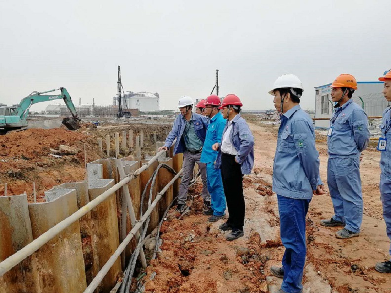 2018年4月23日，股份公司副總裁、科技公司總經(jīng)理李漢初檢查南區(qū)事故水池施工現(xiàn)場(chǎng).jpg
